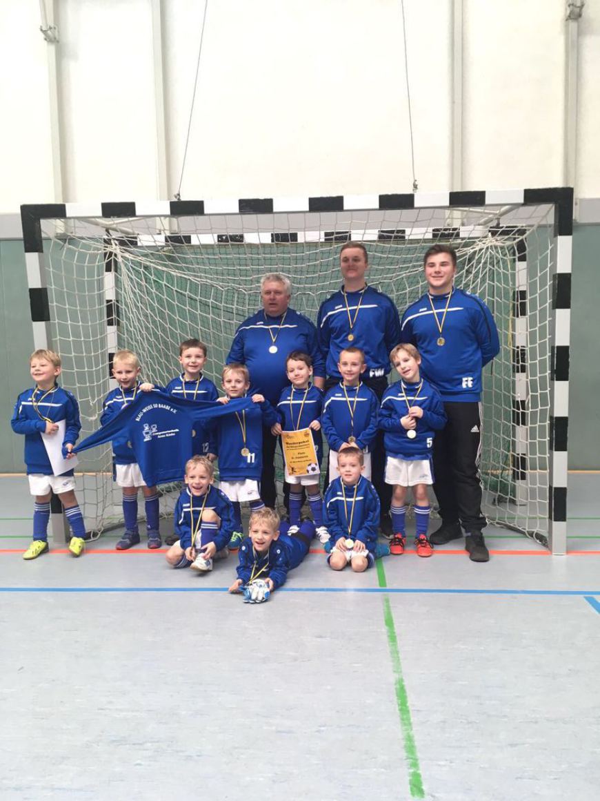 Baabes G-Junioren mit neuen Trainingspullovern