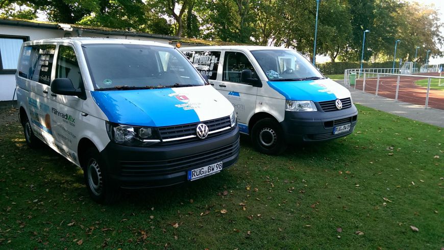 die beiden Vereinsbusse des SV Blau-Weiß 50 Baabe
