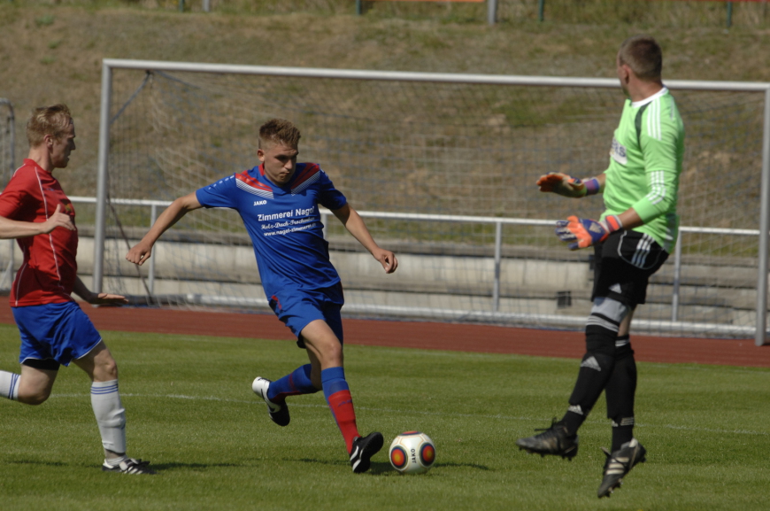 Kenneth Lipp (m.) erzielte sein erstes Pflichtspieltor für Baabe; Foto: Rico Nestmann