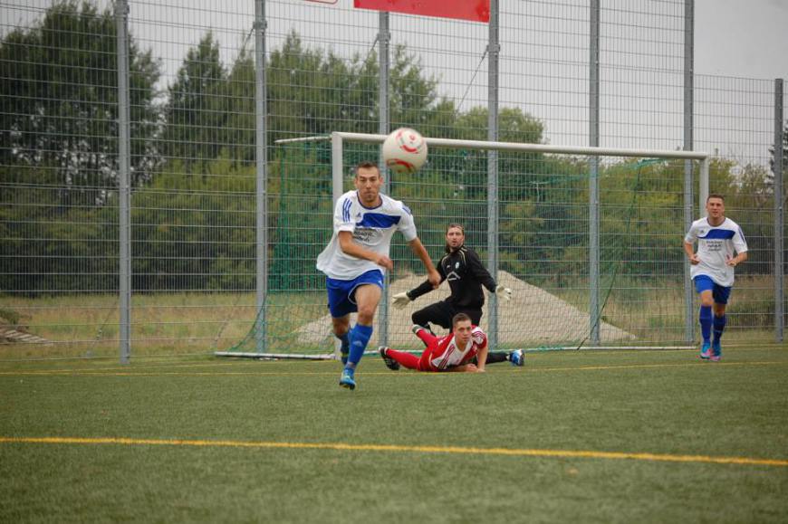 Christian Handschug versucht den Ball noch zu erreichen