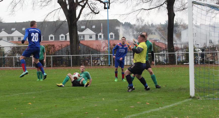 Kenneth Lipp (l.) verpasst das 1:0 für Baabe