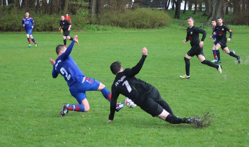 Paul Hänsel (l.) und Hannes Bruch (r.) machten bei der Rutschpartie auch mit