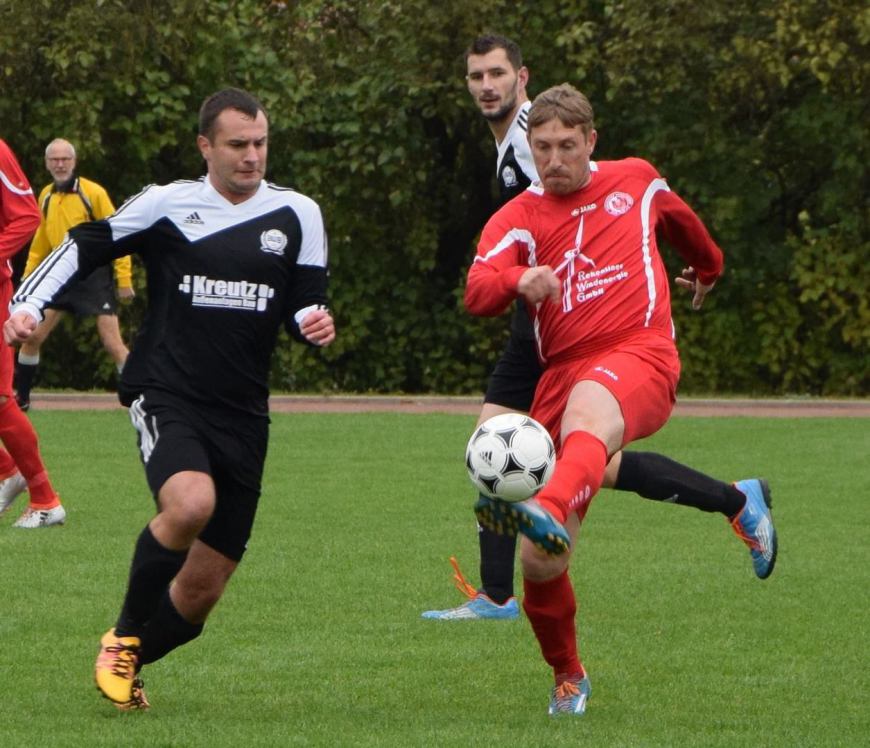 Matthias Manske (l.) antizipiert das Spielgerät; Foto: Mandy Preuß – Blickfang (Tribseeser SV)