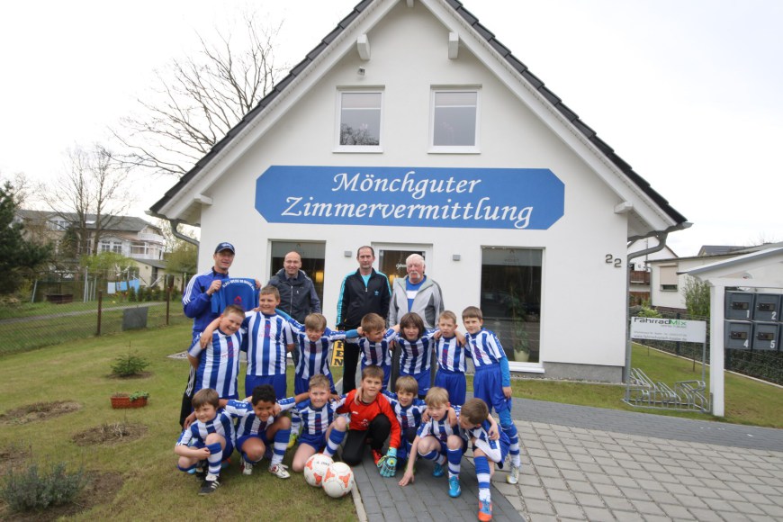 Baabes F-Jugend erhält die neuen Trikots von der Mönchguter Zimmervermittlung Wendt