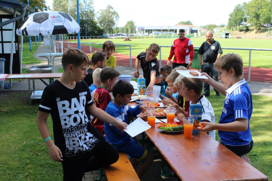 Stärkung während des Trainingslagers der Baaber D-Junioren