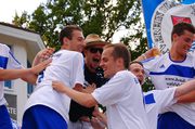 Spieler und Fans bejubeln das 3:1 durch Christian Handschug
