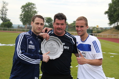 Meistertrainer Torsten Binz mit Sebastian Haß (l.) und Tommy Wanke (r.)