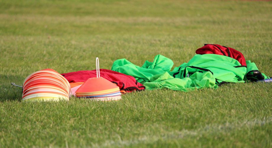 Hütchen und Leibchen auf dem Fussballplatz in Baabe